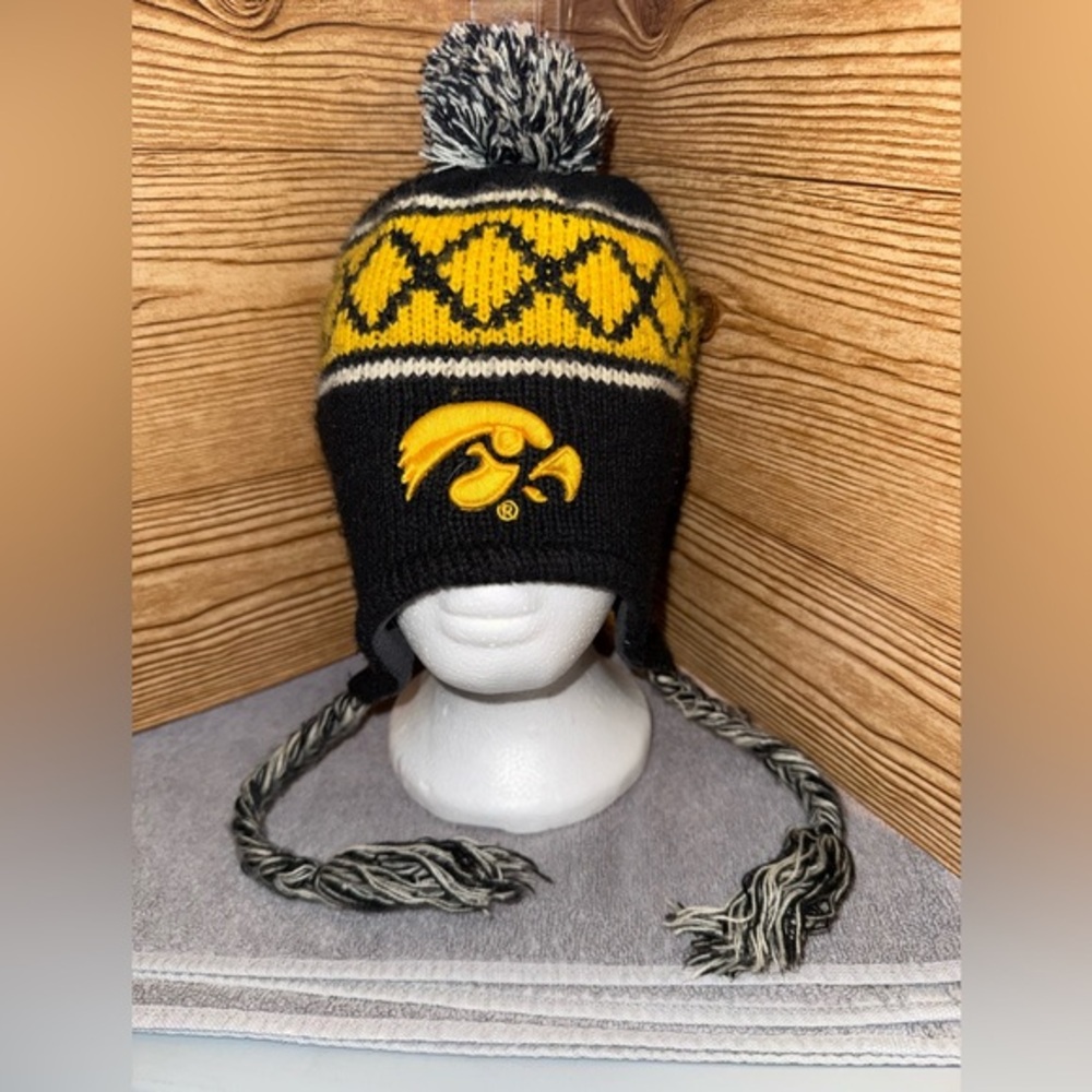 🪩Vintage Colosseum Iowa Hawkeyes Pom/Tassels Trapper Hat